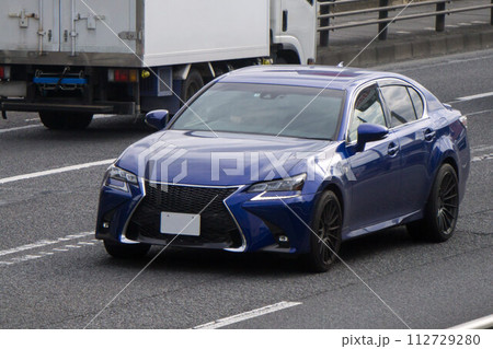 セダン　道路走行 112729280