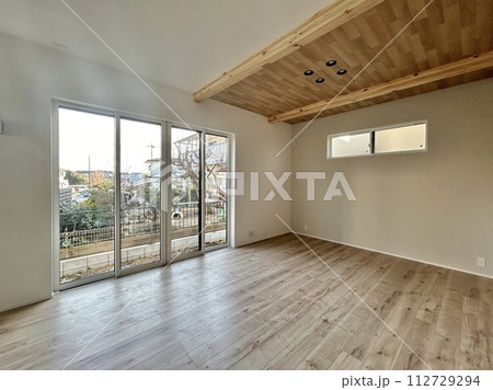 新築住宅のリビングルーム フローリング 掃き出し窓 新築住宅のリビングルーム フローリング 掃き出し窓 112729294