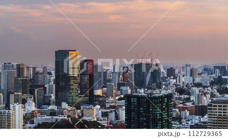 東京の都市夕景　夕焼け色に染まる高層ビル【東京都・港区】 112729365