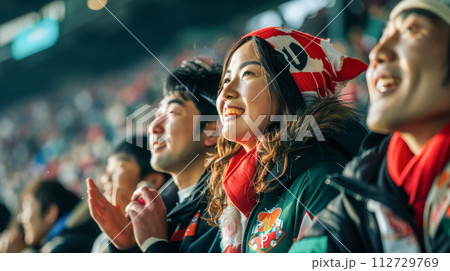 スポーツを応援する若者 112729769