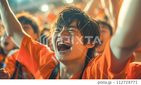 スポーツを応援する若者 112729771