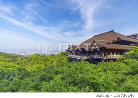 新緑に包まれた夏の清水寺　誰もいない清水の舞台 112730145