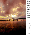 夕暮れ時 112730577
