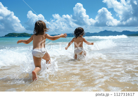 夏の砂浜を駆ける小さな子供達のイラスト素材 [112731617] - PIXTA