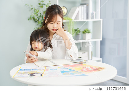 子どもの習い事を選ぶ女性	 子どもの習い事を選ぶ女性	 112731666