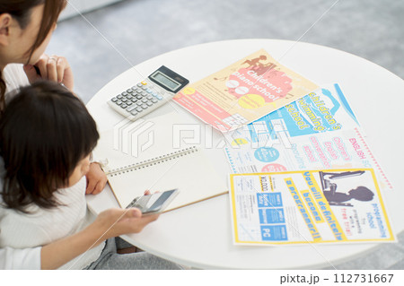 子どもの習い事を選ぶ女性	 子どもの習い事を選ぶ女性	 112731667