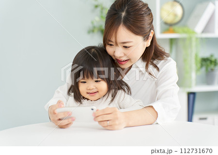 ママとスマホを見る女の子 ママとスマホを見る女の子 112731670