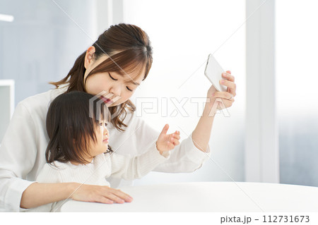 子どもからスマホを取り上げるママ 112731673