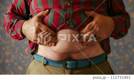 太ったお腹をさする男性　ダイエットイメージ 112731991