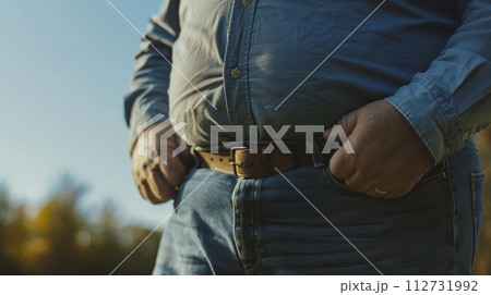 太ったお腹をさする男性　ダイエットイメージ 112731992