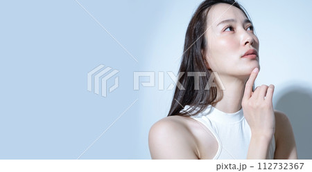 悩む　落ち込む女性イメージ 112732367