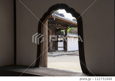 京都　相国寺　花頭窓から見える方丈勅使門 112732888