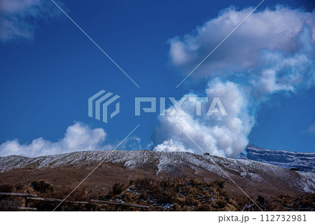 噴煙を上げる阿蘇の中岳 112732981