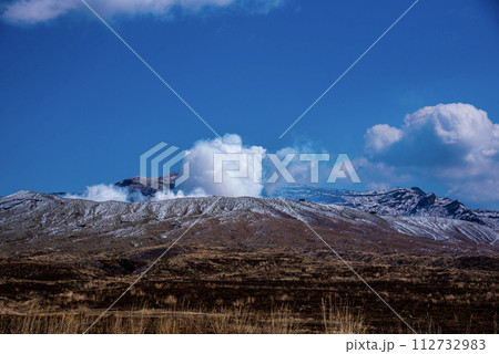 噴煙を上げる阿蘇の中岳 112732983