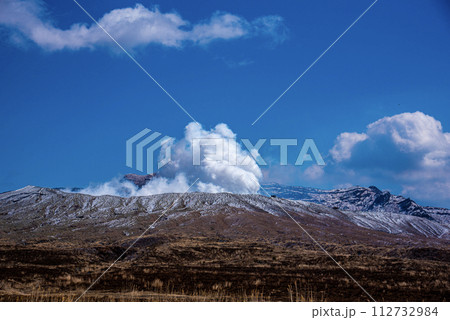 噴煙を上げる阿蘇の中岳 112732984