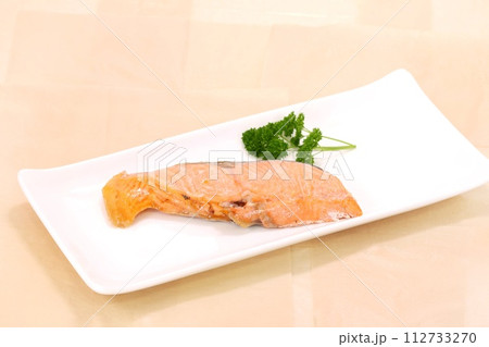 銀鮭の塩焼き　シャケ　焼き魚　白皿 112733270