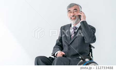 シニア男性　車椅子　スーツ　スマホ　通話 112733488