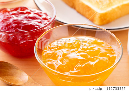 マーマレードとイチゴジャム 112733555