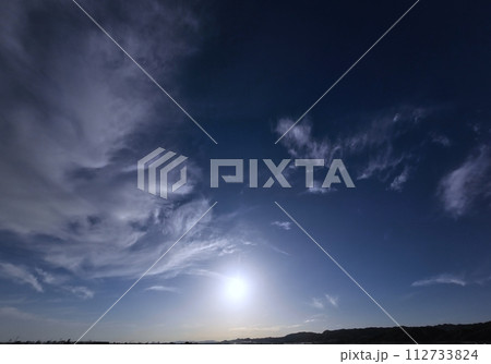 多様な雲が現れた夕方の空・春・超広角・空主体・230524pm 112733824