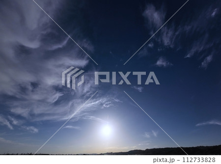 多様な雲が現れた夕方の空・春・超広角・空主体・230524pm 112733828