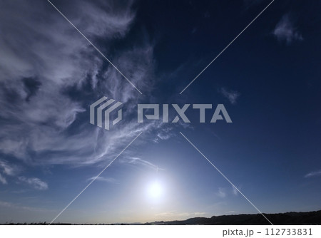 多様な雲が現れた夕方の空・春・超広角・空主体・230524pm 112733831
