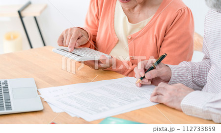 シニア夫婦　終活　手元 112733859