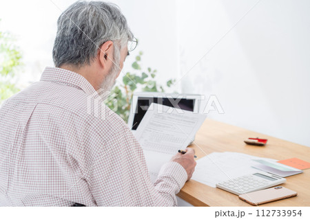 シニア男性 車椅子 終活 シニア男性 車椅子 終活 112733954