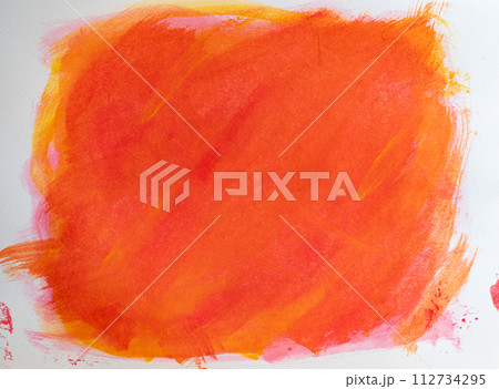 赤色の絵具を塗る　 112734295