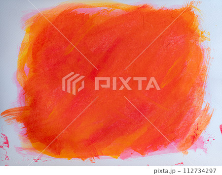 赤色の絵具を塗る　 112734297