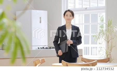 ビジネス 不動産 仲介 女性 案内 ビジネス 不動産 仲介 女性 案内 112734532