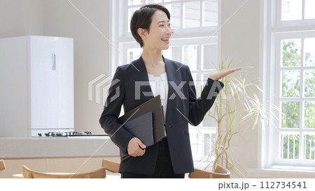 ビジネス 手かざし 案内 女性 不動産 ビジネス 手かざし 案内 女性 不動産 112734541