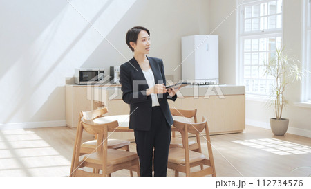 ビジネス 不動産 仲介 女性 案内 ビジネス 不動産 仲介 女性 案内 112734576