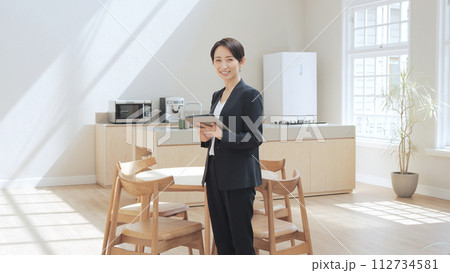 ビジネス 不動産 仲介 女性 案内 ビジネス 不動産 仲介 女性 案内 112734581