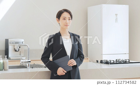 ビジネス 不動産 仲介 女性 案内 ビジネス 不動産 仲介 女性 案内 112734582
