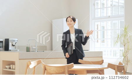 ビジネス 手かざし 案内 女性 不動産 ビジネス 手かざし 案内 女性 不動産 112734602