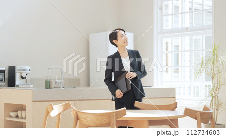 ビジネス 不動産 仲介 女性 案内 ビジネス 不動産 仲介 女性 案内 112734603