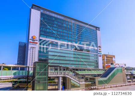 日本の横浜都市景観 3月…澄み渡る青空。新横浜駅やバスなどを望む…新たな時代へ… 112734630