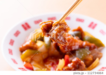 美味しそうな酢豚 112734864