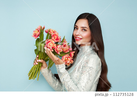 Happy beauty woman with pink tulip bouquet 112735128
