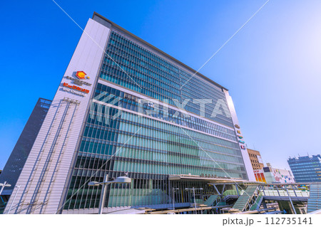 日本の横浜都市景観 鳩が街灯に…新横浜駅などを望む…新たな時代へ… 112735141