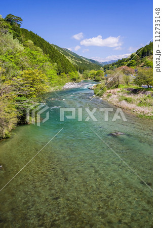 清流馬瀬川沿いの新緑風景《岐阜県下呂市馬瀬・日本で最も美しい村》 清流馬瀬川沿いの新緑風景《岐阜県下呂市馬瀬・日本で最も美しい村》 112735148