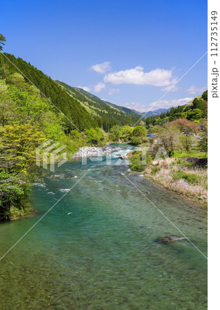 清流馬瀬川沿いの新緑風景《岐阜県下呂市馬瀬・日本で最も美しい村》 112735149