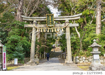 早春の鹽竈神社 東参道石鳥居 宮城県塩竈市 早春の鹽竈神社 東参道石鳥居 宮城県塩竈市 112735945