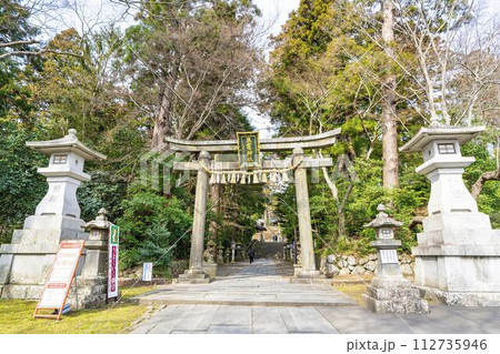 早春の鹽竈神社 東参道石鳥居　宮城県塩竈市 112735946