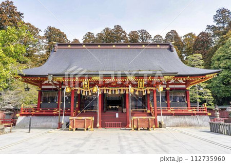 早春の鹽竈神社 左右宮拝殿　宮城県塩竈市 112735960
