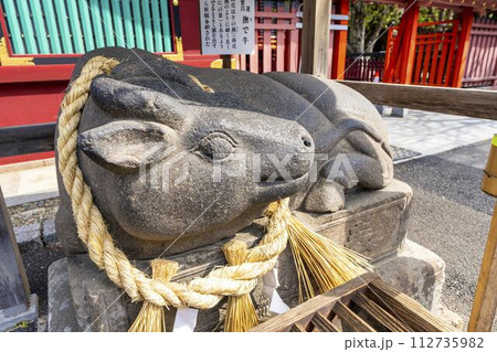 早春の鹽竈神社　なで牛　宮城県塩竈市 112735982