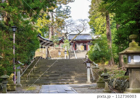 早春の鹽竈神社 東神門と石段の参道　宮城県塩竈市 112736003
