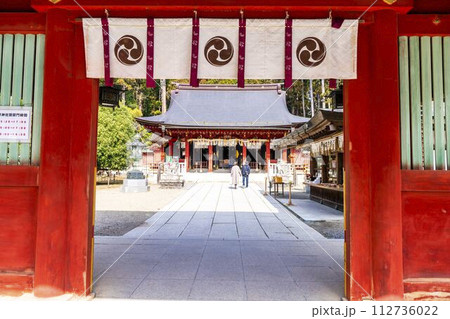 早春の志波彦神社 神門　宮城県塩竈市 112736022