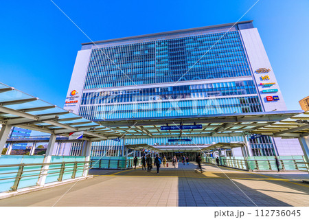 日本の横浜都市景観 3月…澄み渡る青空。新横浜駅などを望む…新たな時代へ…＝15日 112736045