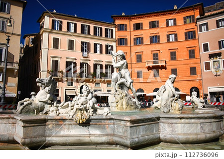 The Fountain of Neptune at daylight 112736096